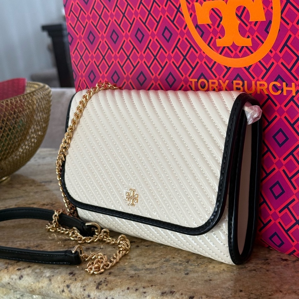 New 475! Emerson Patent Tory Burch light Cream and Black chain wallet crossbody - Picture 4 of 8